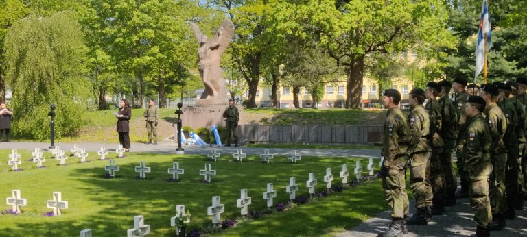 Kaatuneiden muisto ei saa himmetä, vaan sen tulee elää sukupolvelta toiselle syvänä kiitollisuutena sydämissämme ja toimissamme isänmaan hyväksi