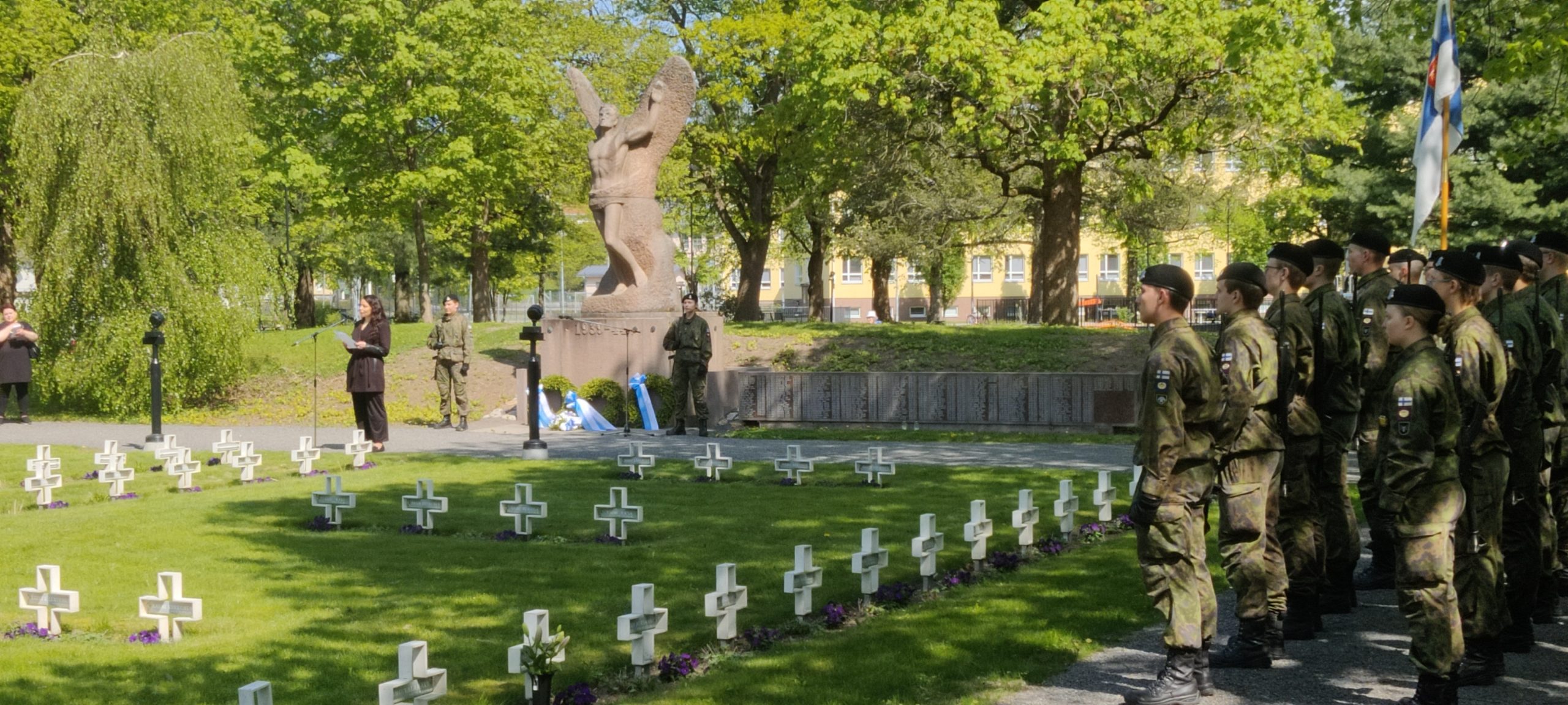 Kaatuneiden muisto ei saa himmetä, vaan sen tulee elää sukupolvelta toiselle syvänä kiitollisuutena sydämissämme ja toimissamme isänmaan hyväksi