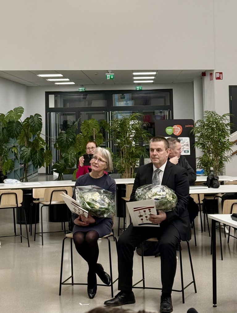 Ennen valtuuston kokousta jaettiin kunniamerkkejä